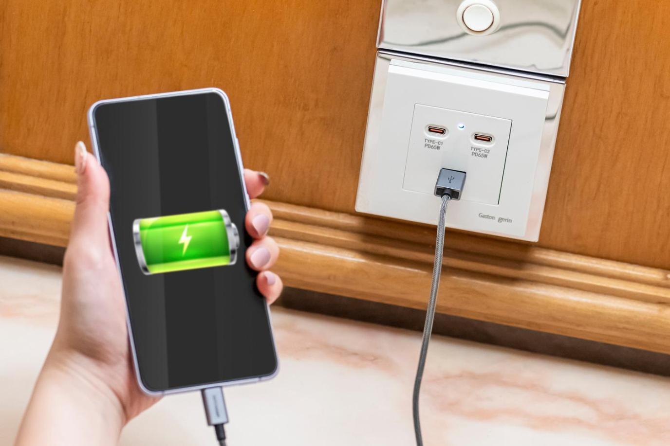 Regal Hongkong Hotel Ngoại thất bức ảnh A mobile phone being charged